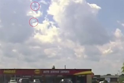 Два самолета едва не столкнулись в небе и попали на видео