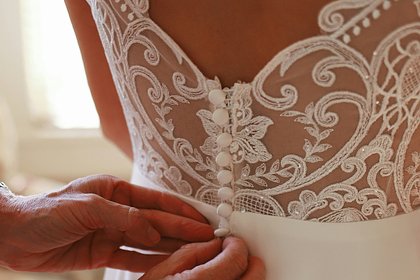 Российских невест призвали надеть прозрачные платья на свадьбу