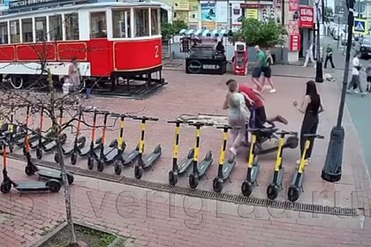 В российском городе самокатчик снес коляску с ребенком и попал на видео