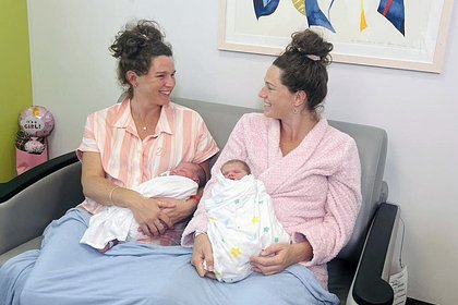 Сестры-близнецы родили с разницей в 22 минуты