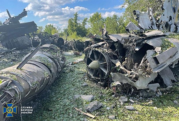 Последствия российского ракетного удара по украинскому аэродрому Канатово