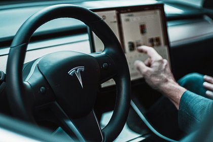 Tesla отложила выпуск роботакси