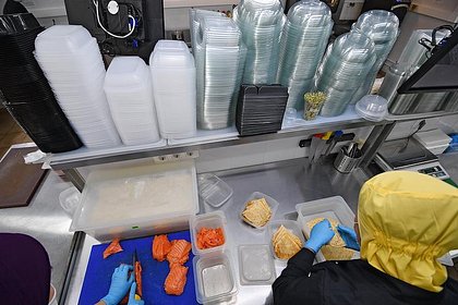 В большей части заказанных с доставкой блюд в России выявили микробов