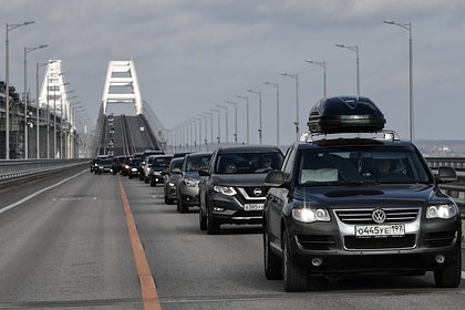 Больше тысячи машин скопилось в очереди к Крымскому мосту