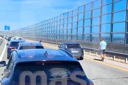 Очередь из тысяч машин на подъезде к Крымскому мосту попала на видео