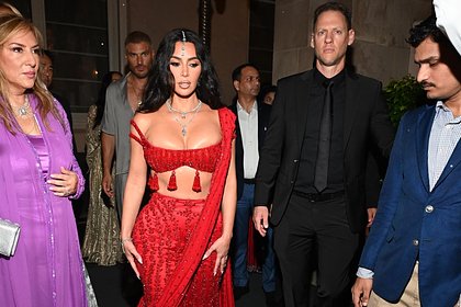 Ким Кардашьян обругали в сети за платье на свадьбе наследника богатейшей семьи Индии
