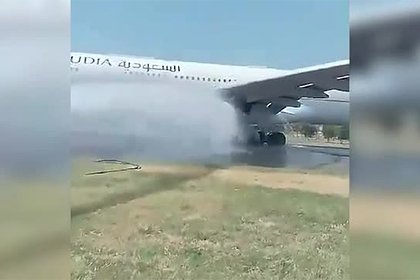 Эвакуация пассажиров по надувным трапам из горящего самолета попала на видео