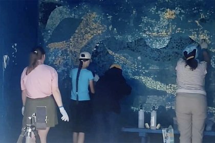 Волонтеры почистили советскую мозаику на остановке в российском регионе