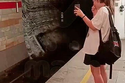 Фонтан забил посреди путей в метро Петербурга и попал на видео