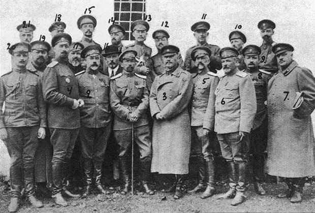 Генералитет, узники быховской тюрьмы. По номерам: 1. Л. Г. Корнилов. 2. А. И. Деникин. 3. Г. М. Ванновский. 4. И. Г. Эрдели. 5. Е. Ф. Эльснер. 6. А. С. Лукомский. 7. В. Н. Кисляков. 8. И. П. Романовский. 9. С. Л. Марков. 10. М. И. Орлов. 11. Л. Н. Новосильцев. 12. В. М. Пронин. 13. И. Г. Соотс. 14. С. Н. Ряснянский. 15. В. Е. Роженко. 16. А. П. Брагин. 17. И. А. Родионов. 18. Г. Л. Чунихин. 19. В. В. Клецанда. 20. С. Ф. Никитин. Осень 1917 года