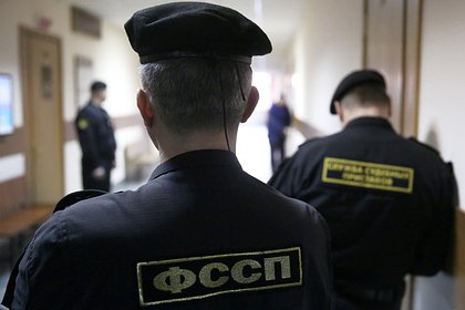 Мужчина с двумя ножами попытался проникнуть в российский суд