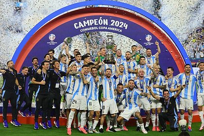 Argentina official fired for calling on Messi to apologise