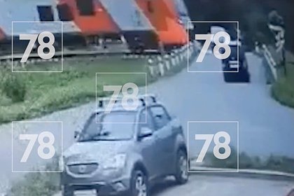 Момент столкновения «Ласточки» с автомобилем в российском регионе попал на видео
