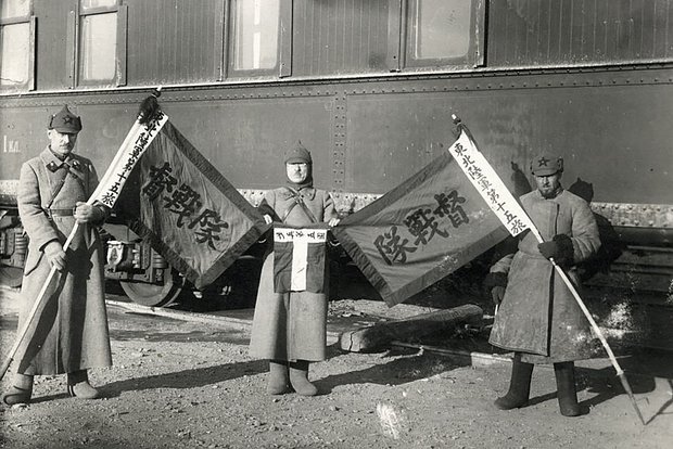 Бойцы Красной армии с трофейными знаменами армии Чжан Сюэляна. 1929 год