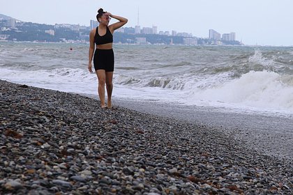 Туристов в Сочи призвали избегать купания в море