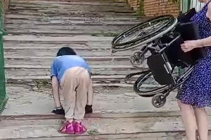 В российском городе ребенку с инвалидностью пришлось ползти по лестнице в спортшколу