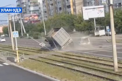 Большегруз упал на трамвайные пути в российском городе и попал на видео