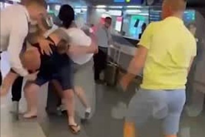 Российский боец ММА избил туриста в аэропорту Москвы и попал на видео