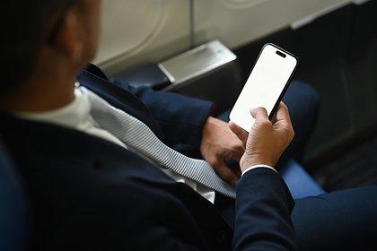 Бизнесмен показал попутчице в самолете порно на телефоне и попытался ее пощупать