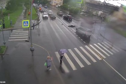 В Санкт-Петербурге автомобиль сбил пенсионера на пешеходном переходе и попал на видео