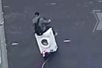 Россиянин перевез стиральную машину на самокате