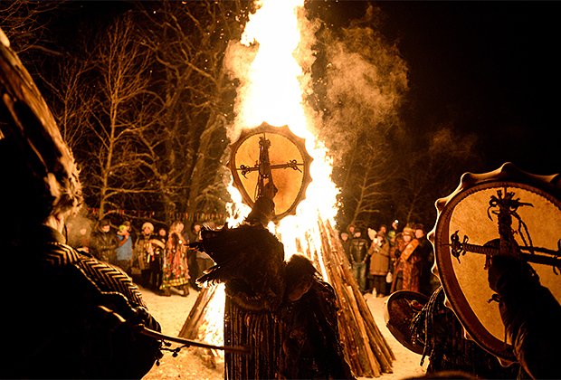 Шаманы проводят обряд «Сан салыр» (обряд встречи солнца, первые лучи которого означают наступление Шагаа, нового года по лунному календарю) 