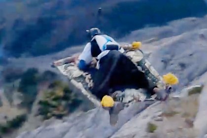 Полет французского бейсджампера в костюме ковра-самолета попал на видео