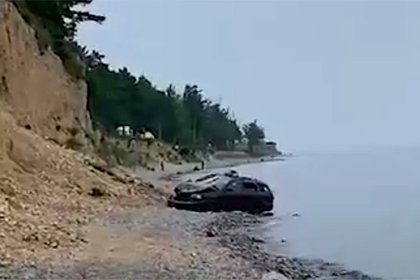 В российском регионе машина с шестилетним ребенком за рулем рухнула со скалы