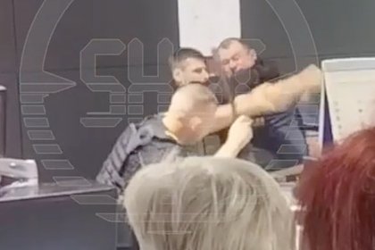 Пьяный пассажир избил охранника в аэропорту Москвы и попал на видео