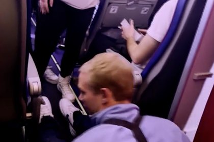 Вынужденный ползти до туалета в самолете инвалид попал на видео