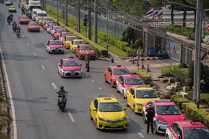 В Таиланде водители такси подрались за туристов и попали на видео