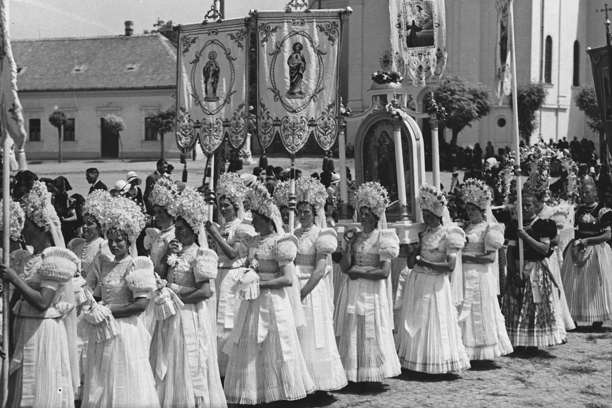 Процессия католических девушек, Венгрия, 1930-е годы