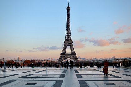 Сбежавшая от пятерых насильников в Париже туристка попала на видео