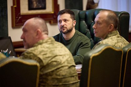 Зеленский обсудил с военными возможность нанесения ударов за линию фронта