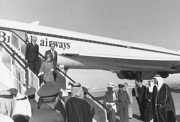 Королева Елизавета II спускается с борта «Конкорда» в Кувейте, 1979 год