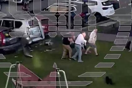 Первые секунды после подрыва машины во дворе дома в Москве попали на видео