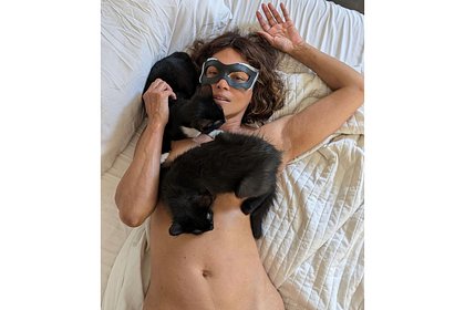 57-летняя Холли Берри показала голую грудь в образе «Женщины-кошки»