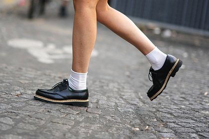 Один традиционно мужской вид обуви вновь станет трендом у женщин