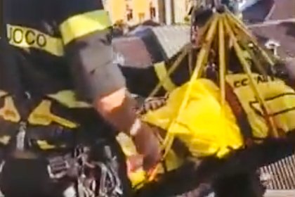 Спасение потерявшей сознание на крыше собора в Европе туристки попало на видео