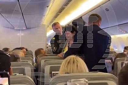 Пьяная пассажирка российского самолета ударила попутчицу и попала на видео