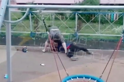 В российском городе мигрант избил пенсионера на детской площадке и попал на видео