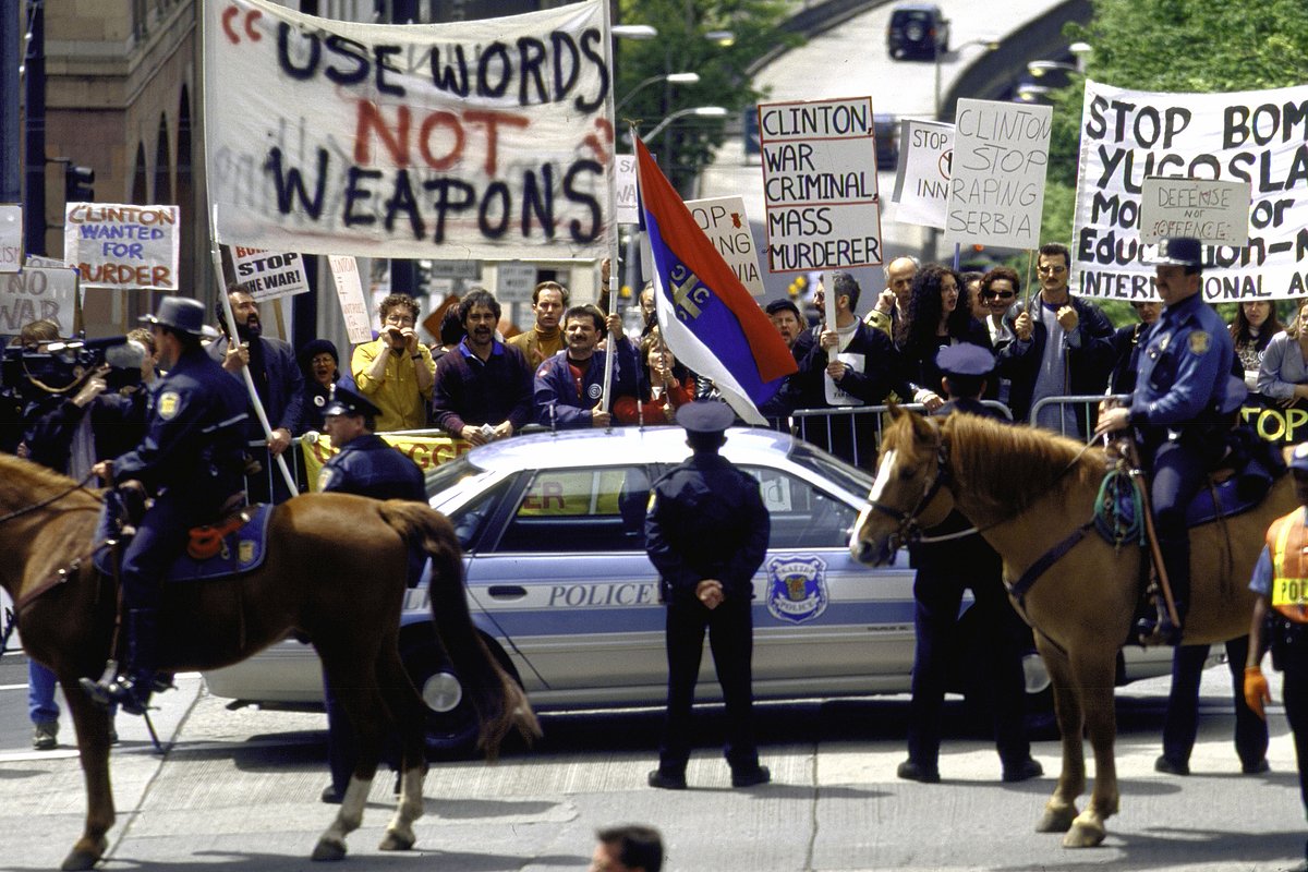 Демонстрации против бомбардировок НАТО Югославии, США, 1 мая 1999 года