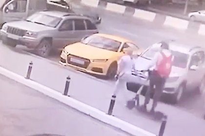 Россиянин на электросамокате со спины снес женщину, перелетел через нее и попал на видео