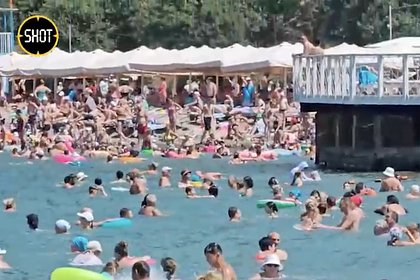 Переполненные пляжи российского курорта попали на видео