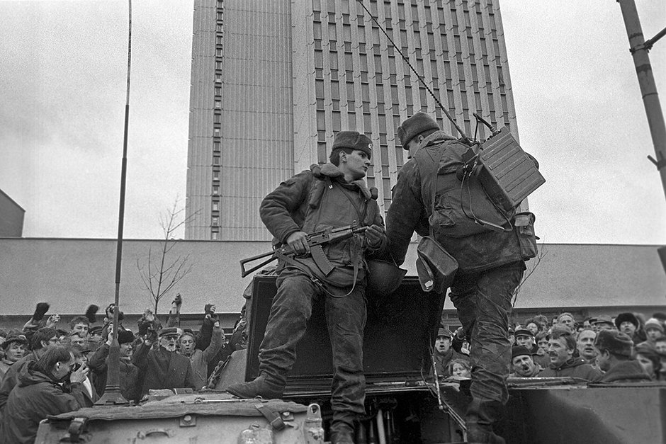 Десантники у здания Дома печати в центре Вильнюса, январь 1991 года