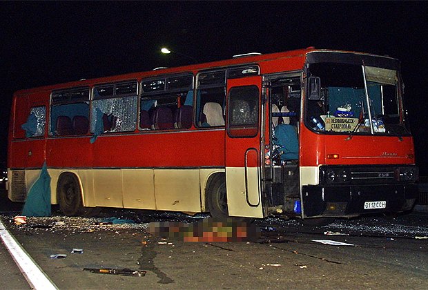 Автобус с заложниками был захвачен около Невинномысска Ставропольского края. Террорист потребовал предоставить ему проезд в аэропорт Минеральные Воды и выдвинул ряд других требований. После долгих переговоров было принято решение о штурме автобуса. Террорист убит...

