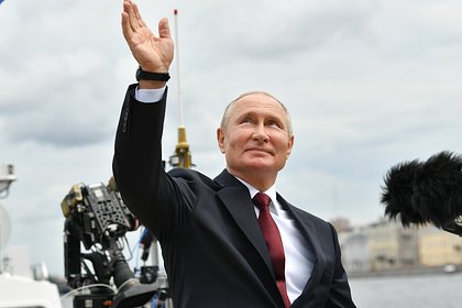 Путин поздравил военнослужащих с Днем ВМФ на параде в Петербурге