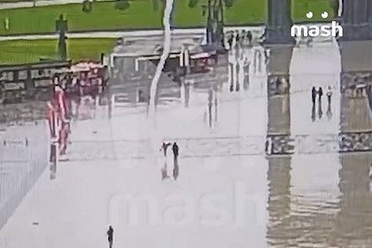 Появилось видео попадания молнии в трех человек в Подмосковье