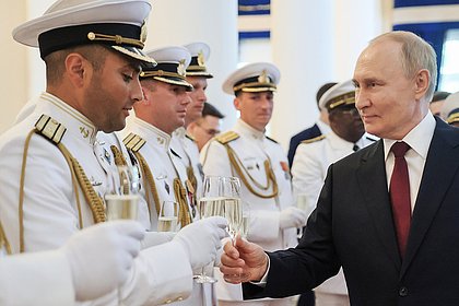 Иностранный военный случайно разбил бокал на приеме у Путина. Президент успокоил гостя двумя фразами