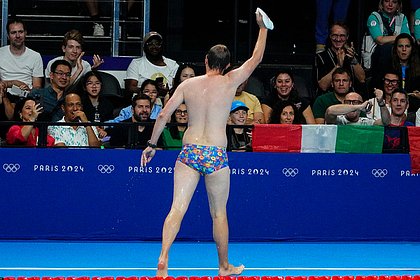 Мужчина в ярких плавках ворвался на женский заплыв Олимпиады-2024